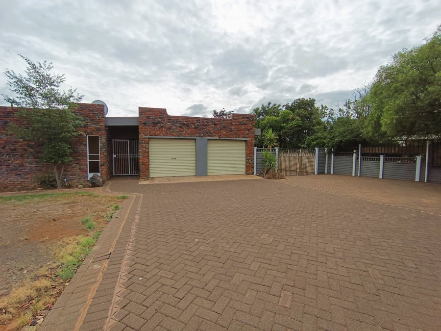 4 Bedroom Property for Sale in Pellissier Free State